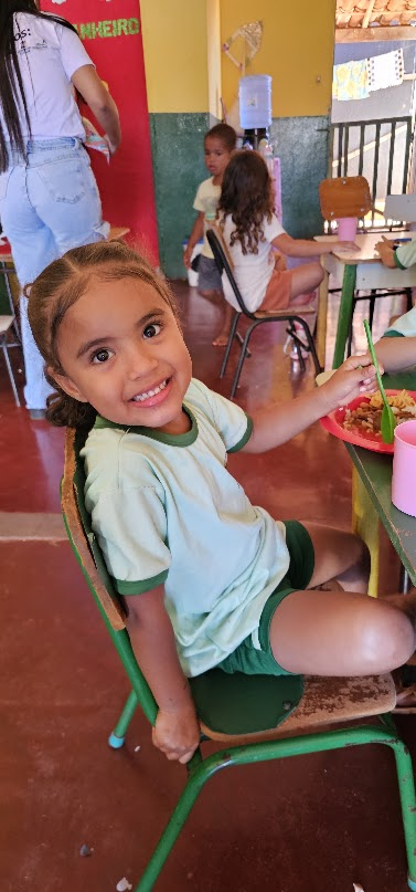 Criança atendida pelo CCAAU durante o momento da alimentação